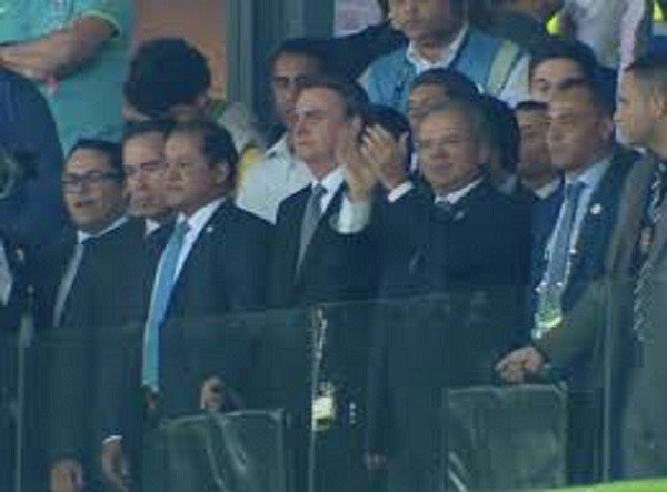Bolsonaro é vaiado e aplaudido no jogo do Brasil com a Argentina, no Mineirão