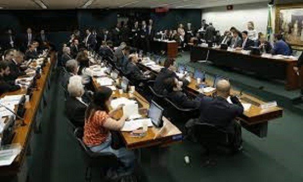 Após reunião até a madrugada, parecer sobre Previdência deve ser votado hoje