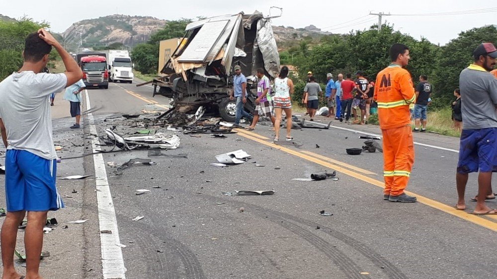 Acidente com caminhão de Léo Santana deixa dois mortos
