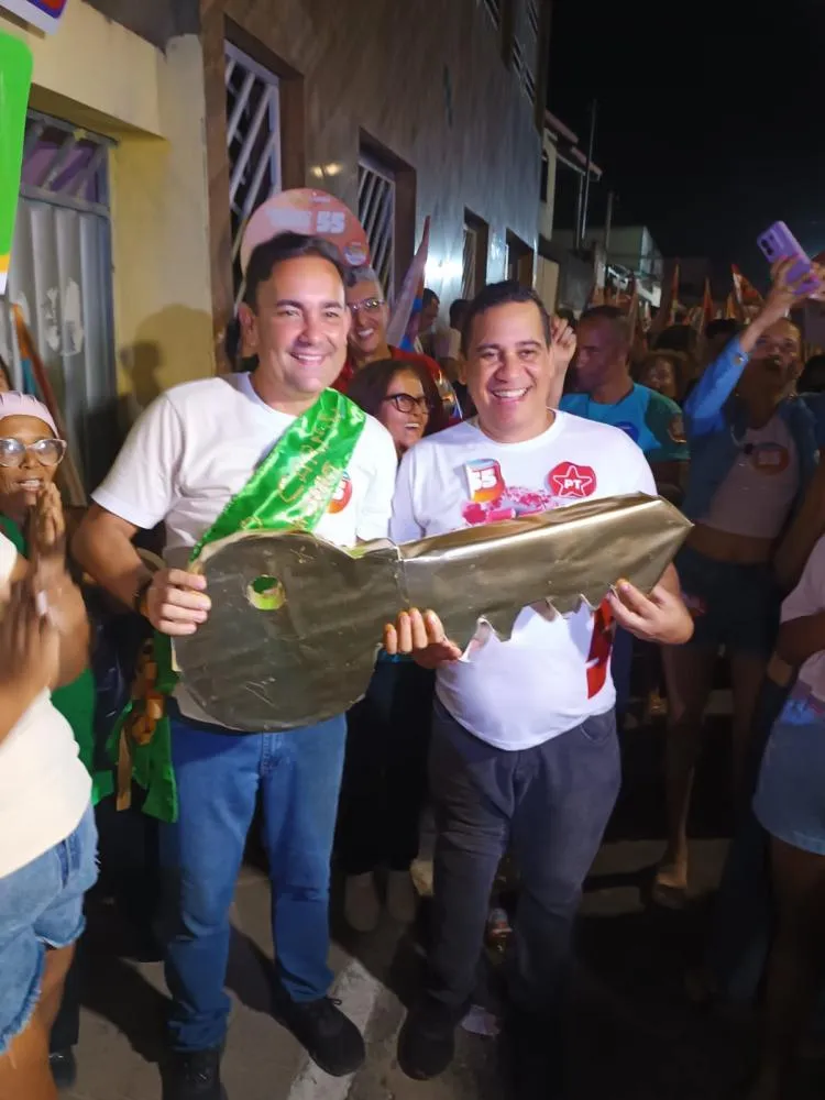 Multidão acompanha caminhada de Gustavo Carmo e Luciano Sérgio no Silva Jardim