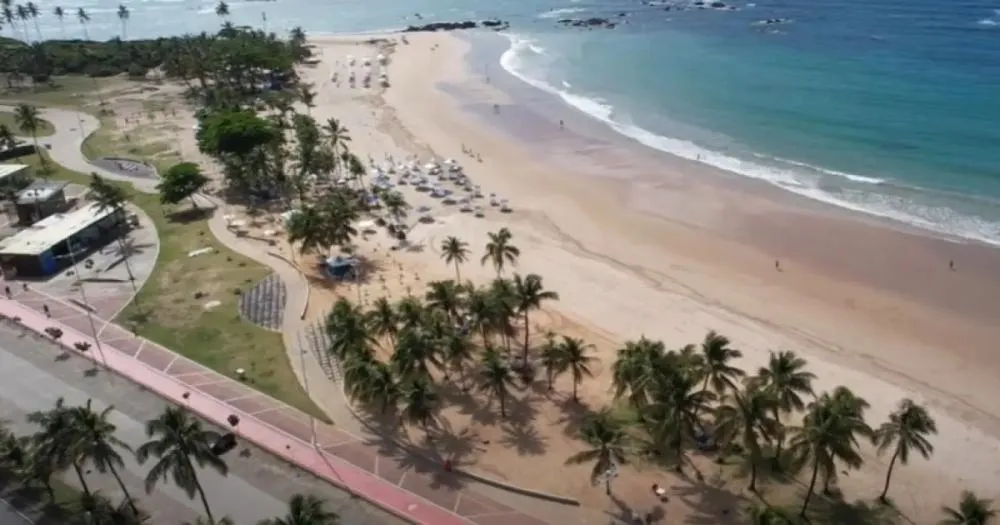 Adolescente morre após afogamento na praia de Piatã, em Salvador