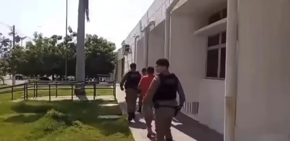 Eleitores são presos em flagrante após tirar foto da urna de votação