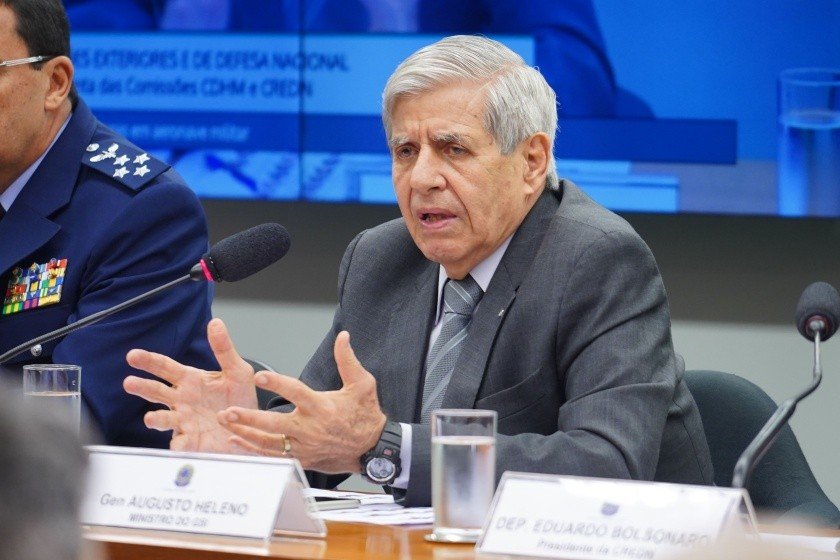 General Heleno diz que tem “vergonha” de receber R$ 19.000,00 líquidos por mês