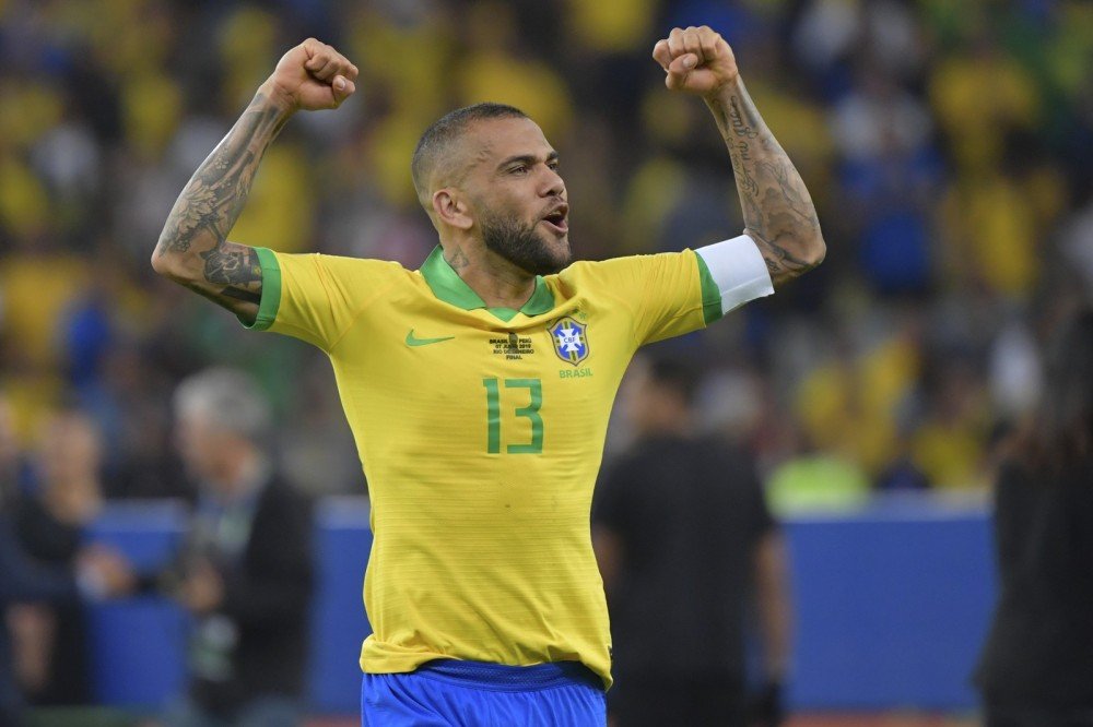 Em busca de desafio e estabilidade, Daniel Alves viaja à Europa para ouvir propostas