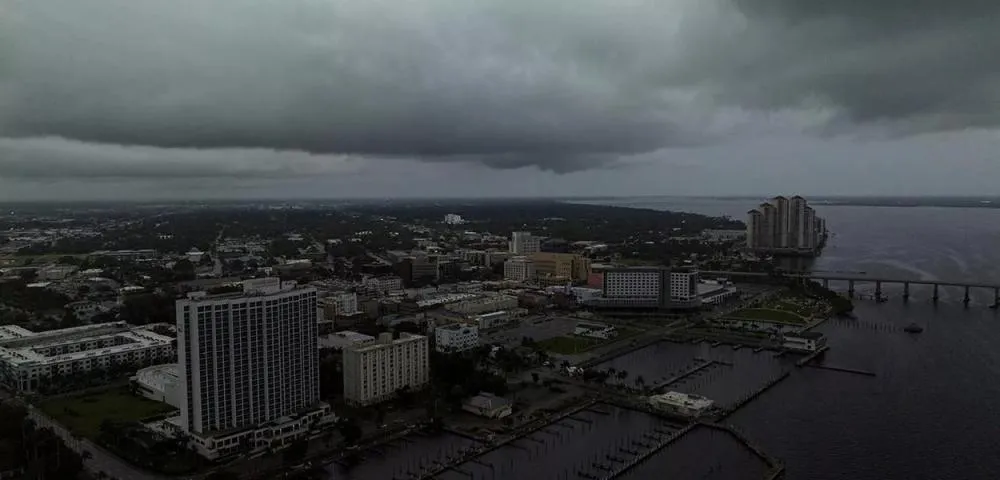 Imagem feita por drone mostra nuvens de tempestade sobre o rio Caloosahatchee em meio à aproximação do furacão Milton de Fort Myers, no Estado norte-americano da Flórida (Foto: Ricardo Arduengo / Reuters)