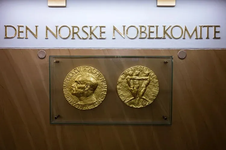 Réplica da medalha dada aos vencedores do Nobel (Jonathan Nackstrand/AFP)
