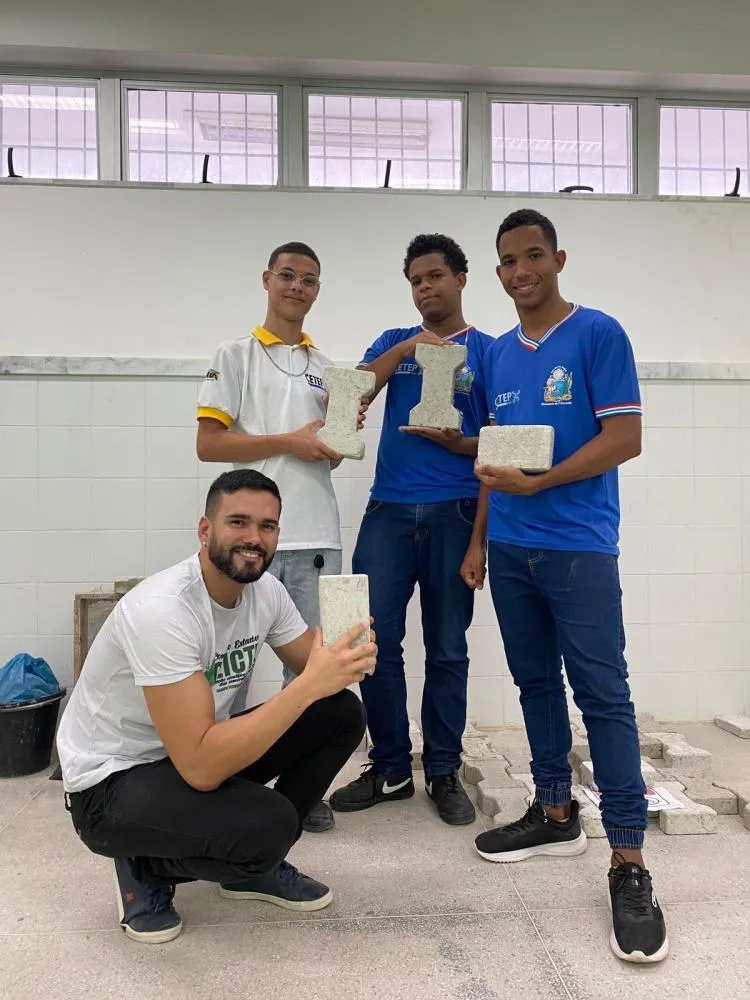  Jovens da Bahia concorrem em premiação nacional com projeto de biocimento ecológico