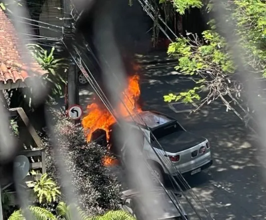 Carro pega fogo e atinge outro veículo no bairro da Graça, em Salvador