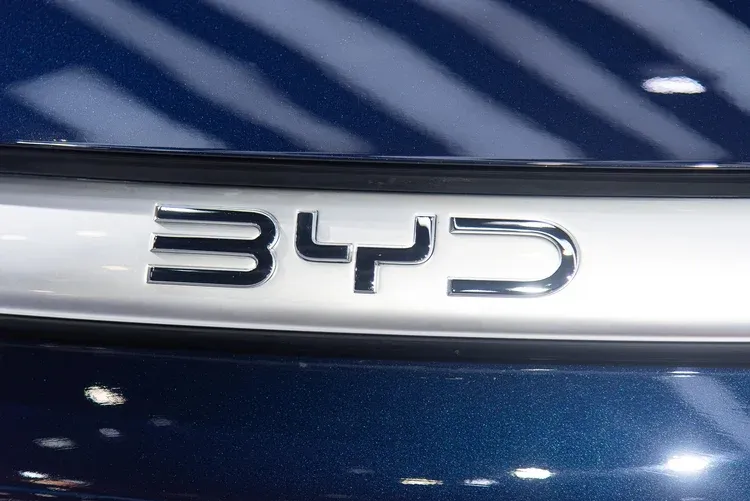 Vendas trimestrais da BYD superam as da Tesla, indicando maior competitividade no mercado de veículos elétricos, enquanto empresas ajustam estratégias para impulsionar crescimento e lucratividade. (Peerapon Boonyakiat/SOPA Images/LightRocket via Getty Ima