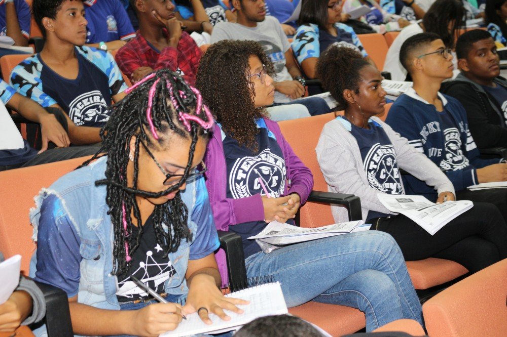Aulão Enem 100% promove revisão de Redação, Sociologia, Química e Inglês