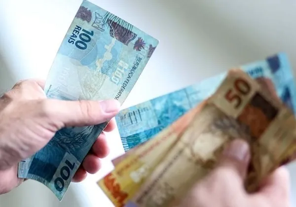 Dívidas em atraso crescem com taxa de juros elevada, aponta CNC