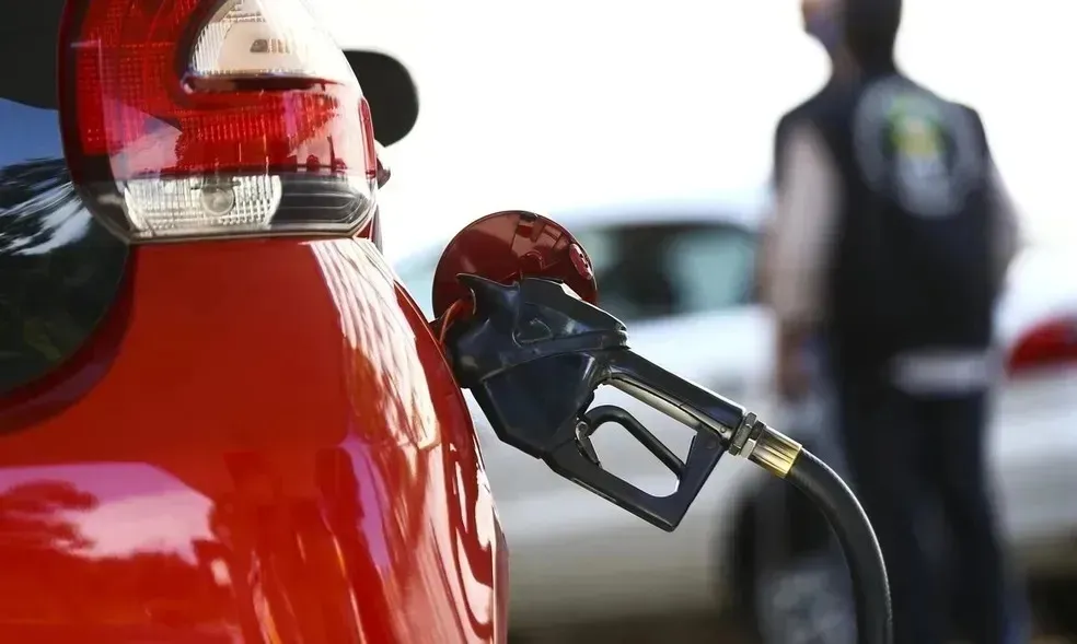 Acelen anuncia aumento nos preços da gasolina e diesel da Bahia