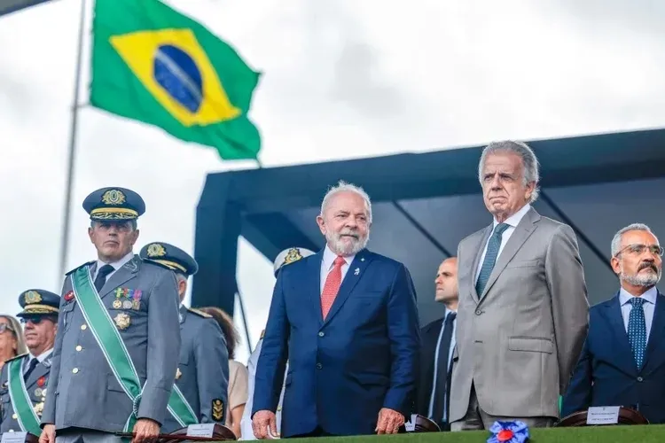 Corte de gastos: Lula conversa hoje com ministro da Defesa e Fazenda recebe comandantes militares