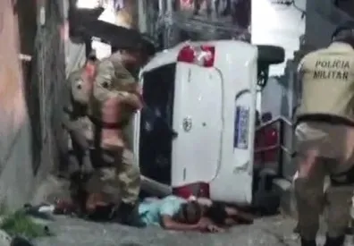 Operação policial em Salvador termina com carro capotado e arma apreendida (vídeo)