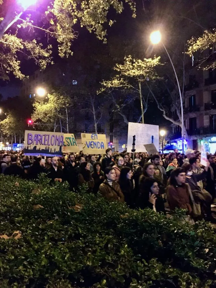 Milhares de pessoas protestam em Barcelona exigindo redução nos aluguéis e direito à moradia digna