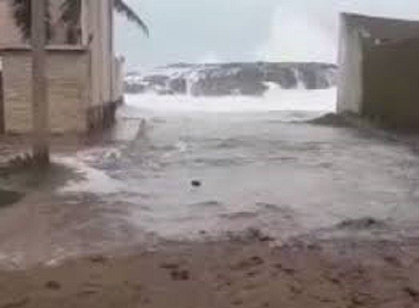 Entre Rios - Avanço do mar provoca estragos em praia de Subaúma