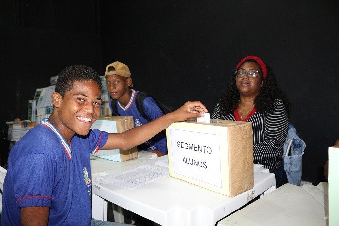 Escolas estaduais mobilizam estudantes, professores, funcionários e as famílias nas eleições do Colegiado Escolar