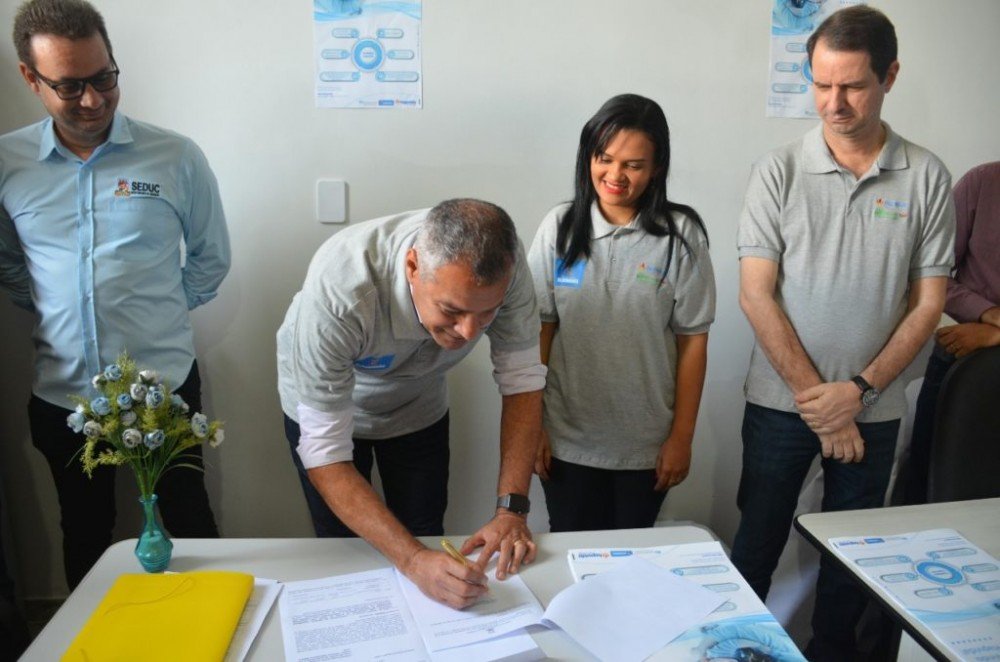 Prefeito Joaquim Neto sanciona lei que institui plano de saúde para todos os servidores
