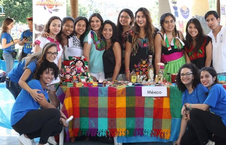 Feira no Parque da Cidade reúne intercambistas de 21 países
