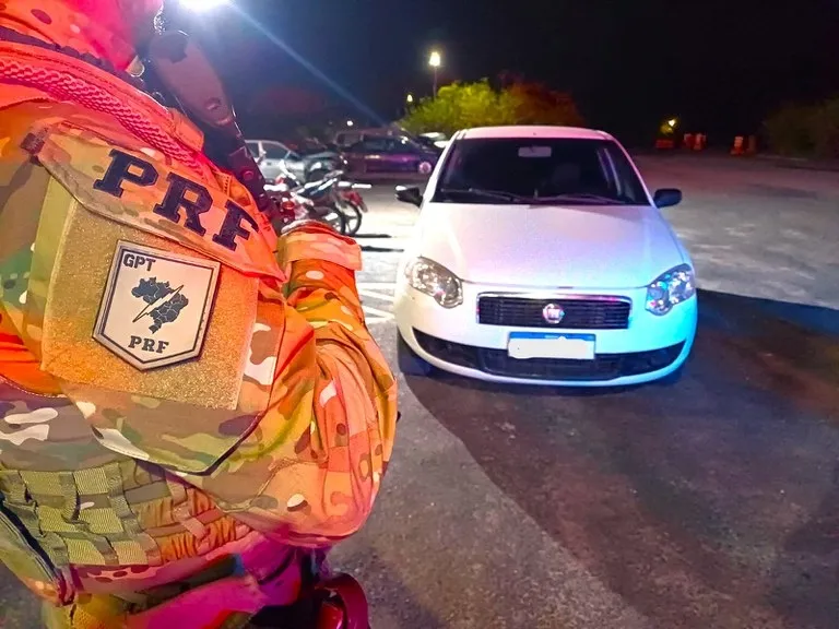 PRF prende dois homens por porte ilegal de arma na BR-101 em Alagoinhas