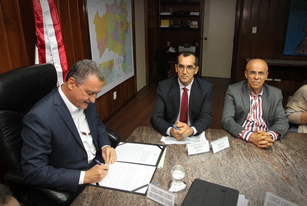 Governo do Estado firma acordo que reestrutura salários de 18 mil servidores