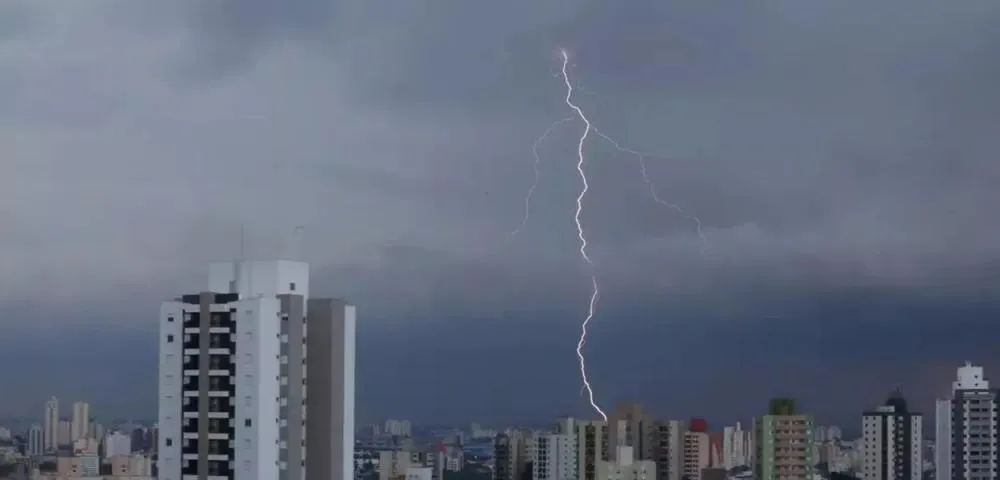 Raio no estado de SP (Foto: Amanda Peropelli / Reuters)