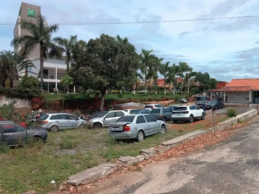 Chuva forte em Alagoinhas derruba muro da SMT e causa danos a veículos apreendidos