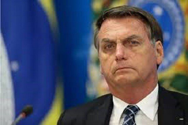 Bolsonaro edita MP que desobriga balanços em jornais e ataca imprensa
