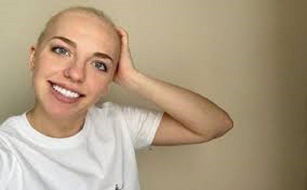 Mulher de 22 anos é diagnosticada com câncer avançado após ignorar crises de tosse