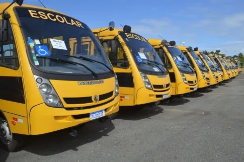 Alagoinhas recebe ônibus escolar do governador Jerônimo