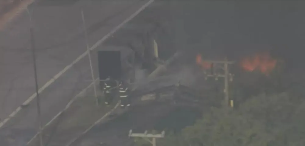 Duas mortes são confirmadas em queda de avião sobre ônibus em São Paulo