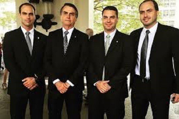 Bolsonaro usa e abusa do cartão corporativo