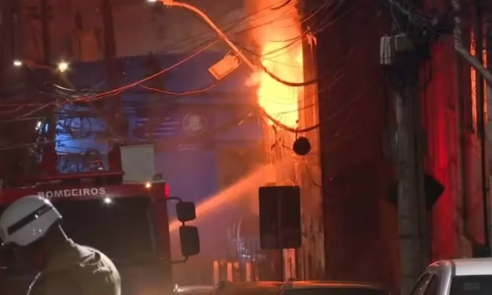 Casarão no Santo Antônio Além do Carmo é destruído por incêndio na noite de quinta-feira