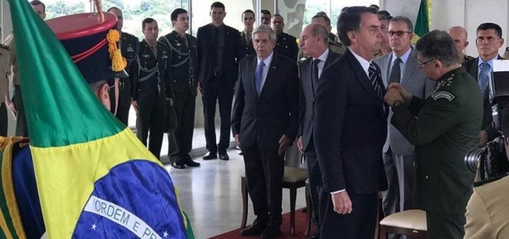 Em meio a bloqueios de verbas, governo gasta R$ 1,6 milhão com medalhas para militares