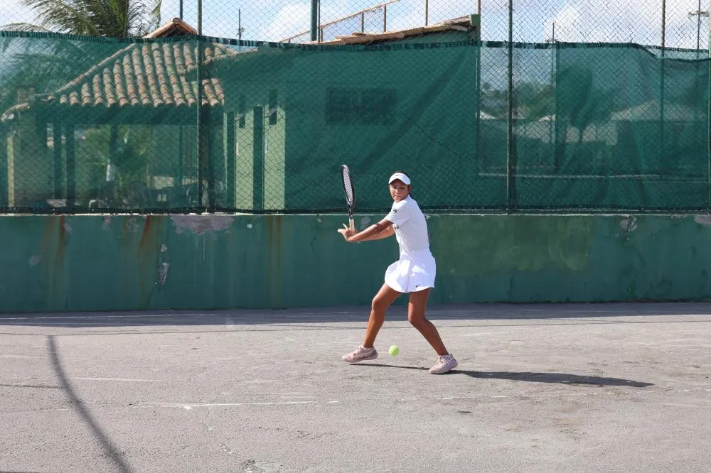 Aos 14 anos, Gabriela Bettoni é promessa do tênis baiano e busca vaga para Wimbledon