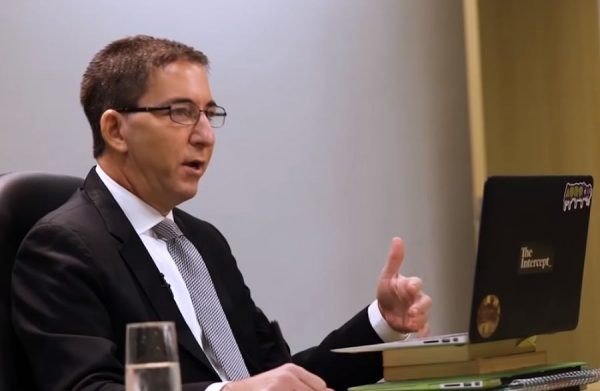 Bolsonaristas derrubam homenagem a Glenn Greenwald