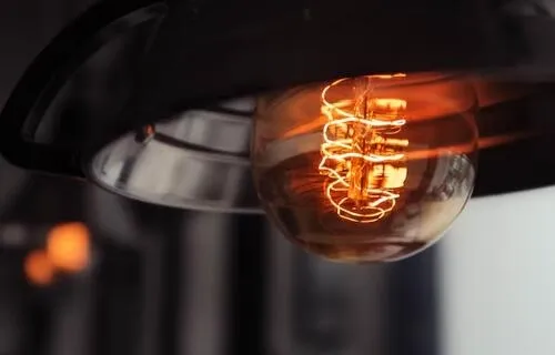 Brasileiros podem pagar conta de luz com preço de “bandeira vermelha permanente”