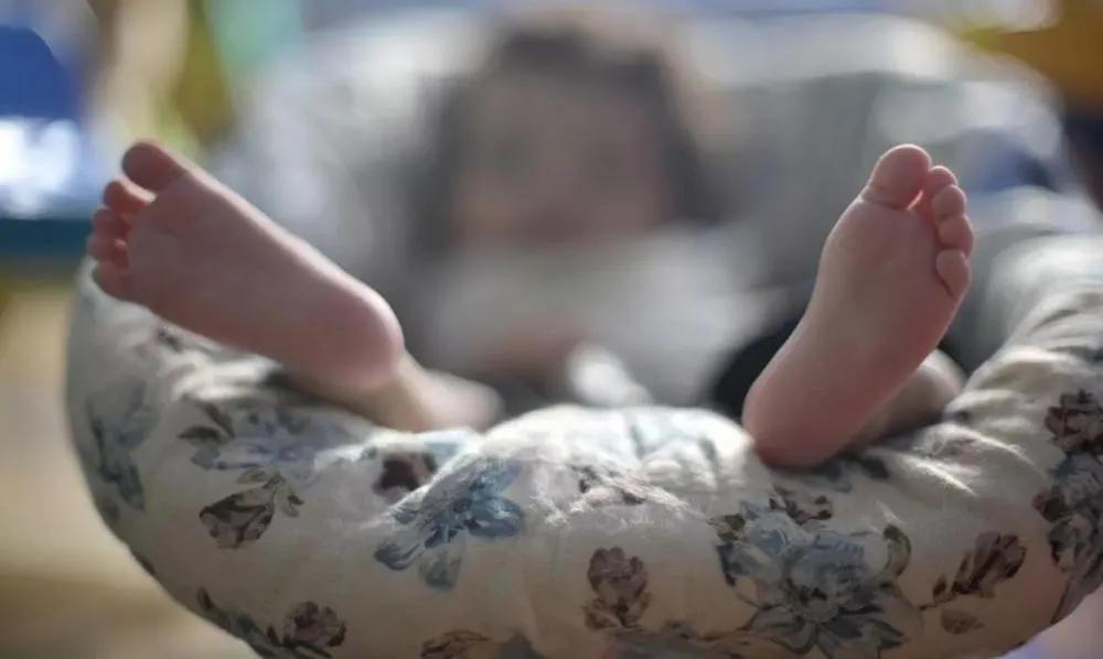 Mãe é presa por vender bebê recém-nascido em Goiás para pagar aluguel e curso de confeitaria