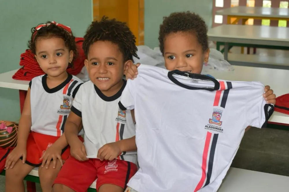 Alagoinhas - Prefeitura inicia entrega de fardamento escolar completo para alunos da rede municipal de forma escalonada