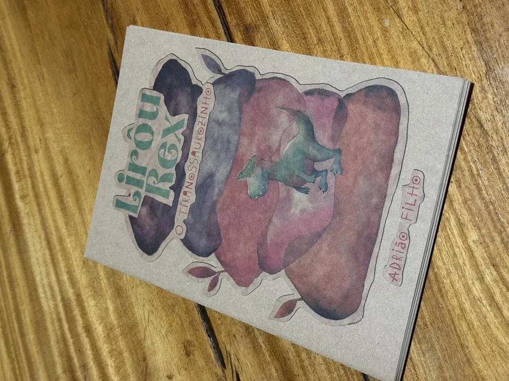 Reflexão, poesia e ancestralidade: Izabel Cristina da Silva resenha “Lirôu Rex O Tiranossaourozinho”, de Adrião Filho