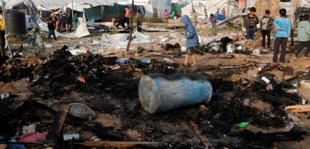 Israel bombardeia tendas de deslocados em Gaza em mais uma ação genocida