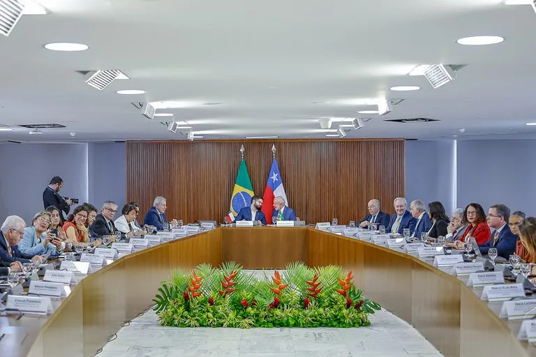 Brasil e Chile debatem integração comercial com foco em rotas bioceânicas e infraestrutura portuária