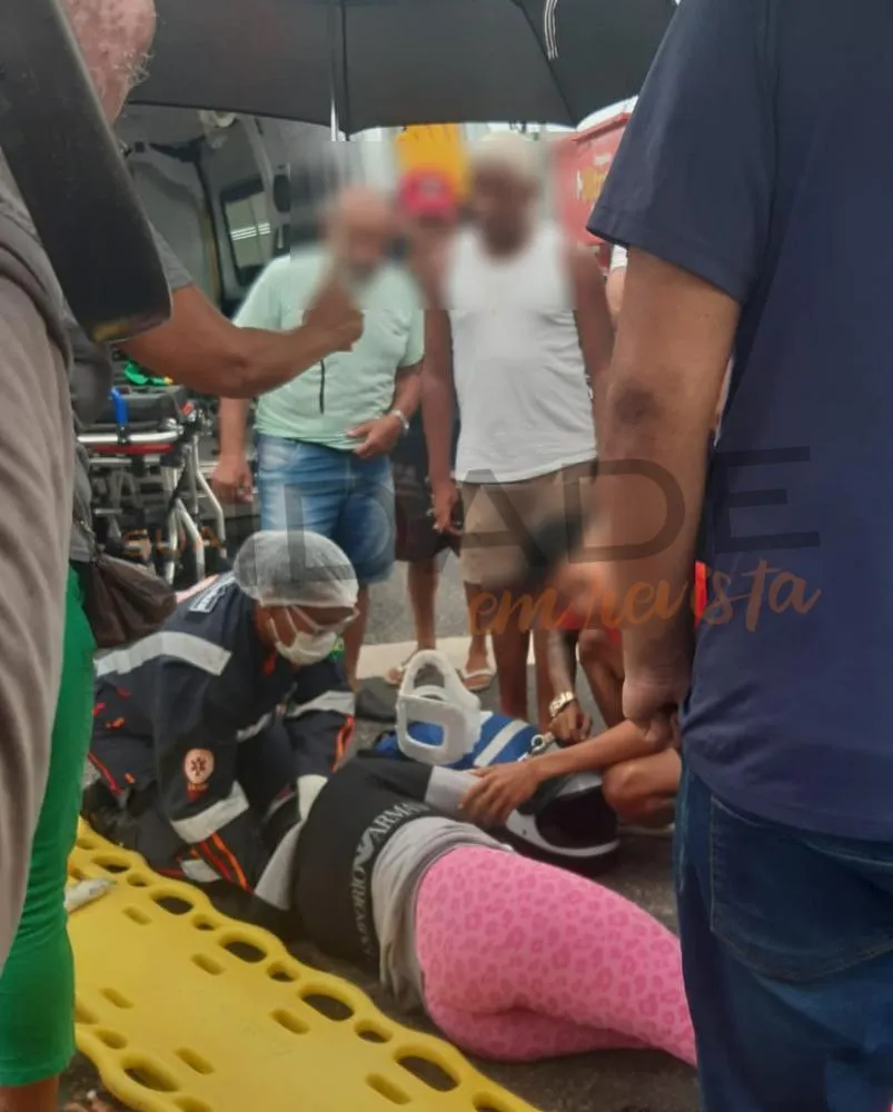 Motociclista derrapa e sofre queda na Praça JJ Seabra, em Alagoinhas