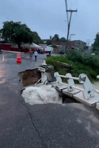 Chuva intensa causa afundamento de asfalto na ponte da Fonte dos Padres em Alagoinhas