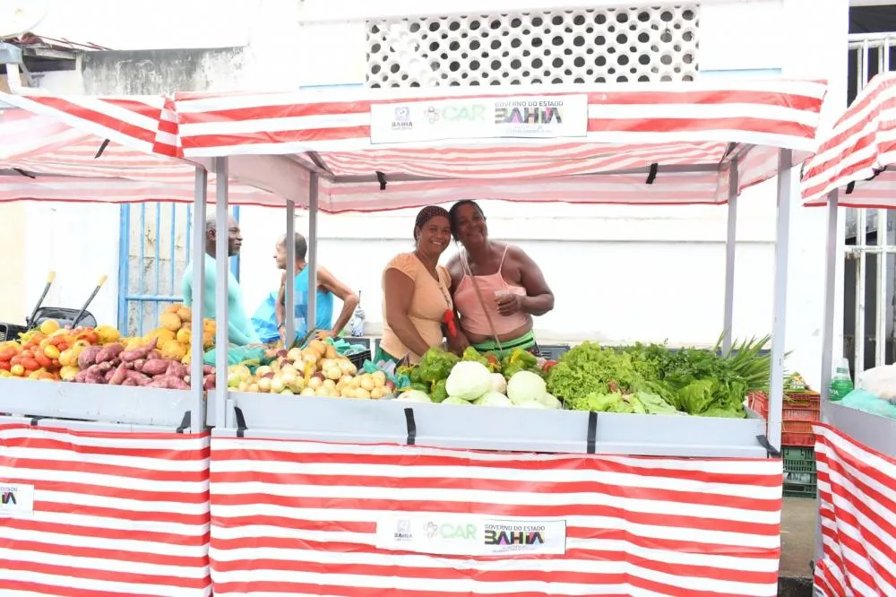 Feirantes de Riacho da Guia recebem novas barracas padronizadas em Alagoinhas