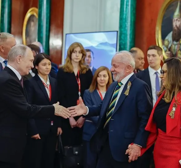 Ao se encontrar com Putin em Moscou, Lula mostra coragem e a sabedoria de quem conhece o lado certo da História