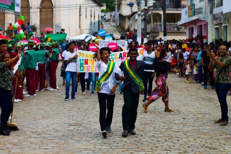 Escolas de Aramari dão verdadeira aula de cidadania e democracia no desfile cívico-militar