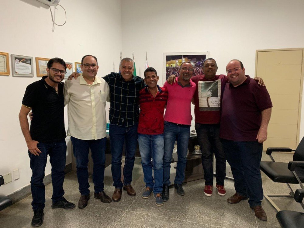 Uma novidade a cada instante na política local