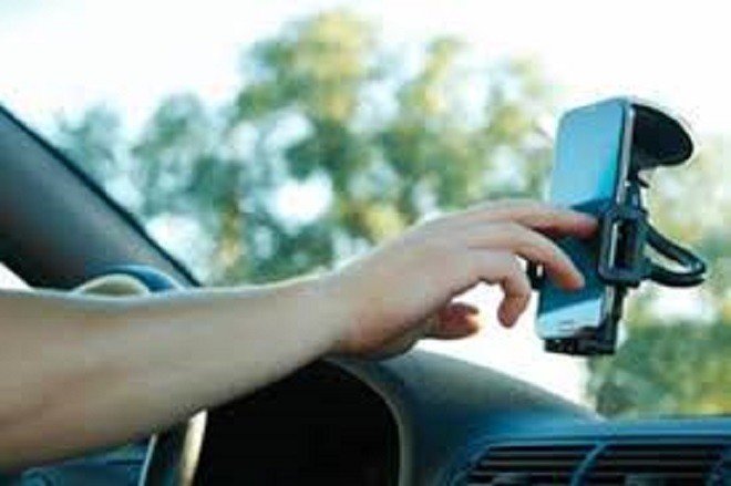 Uso do celular aumenta em até 400% o risco de acidentes no trânsito