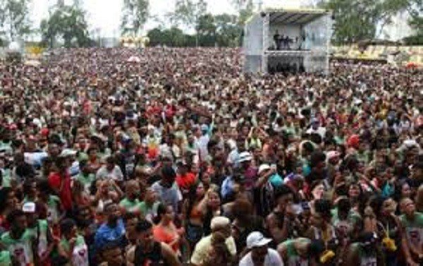 Mesmo com chuva, público lota Salvador Fest 2019